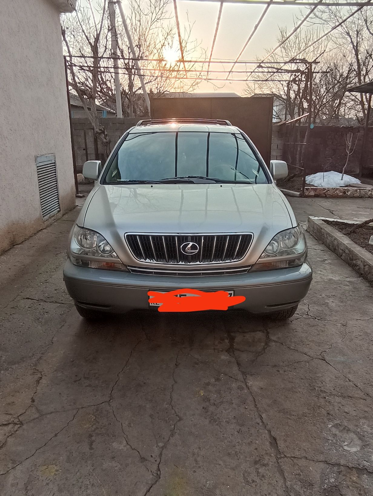 Автомобиль марки LEXUS RX-300