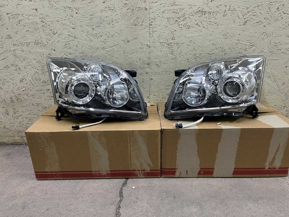 Фара на Toyota Avensis 2006- \ Тойота Авенсис 2008