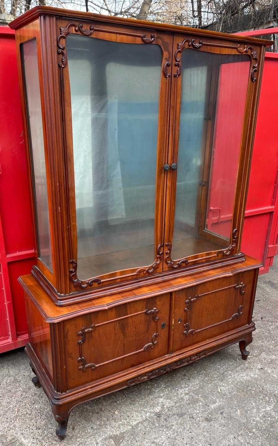 Vitrina Vintage cu ornamente si polite de sticla; Biblioteca cu usi