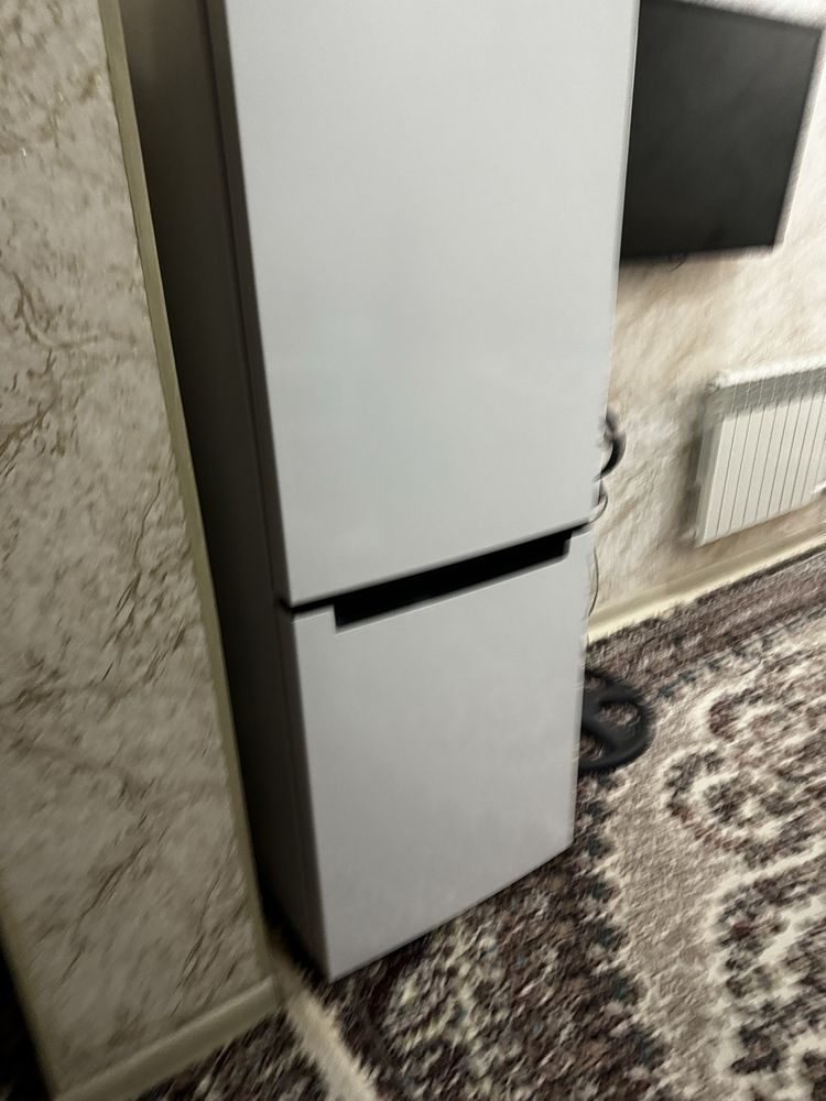 Холодильник indesit в идеальном состоянии цвет белый