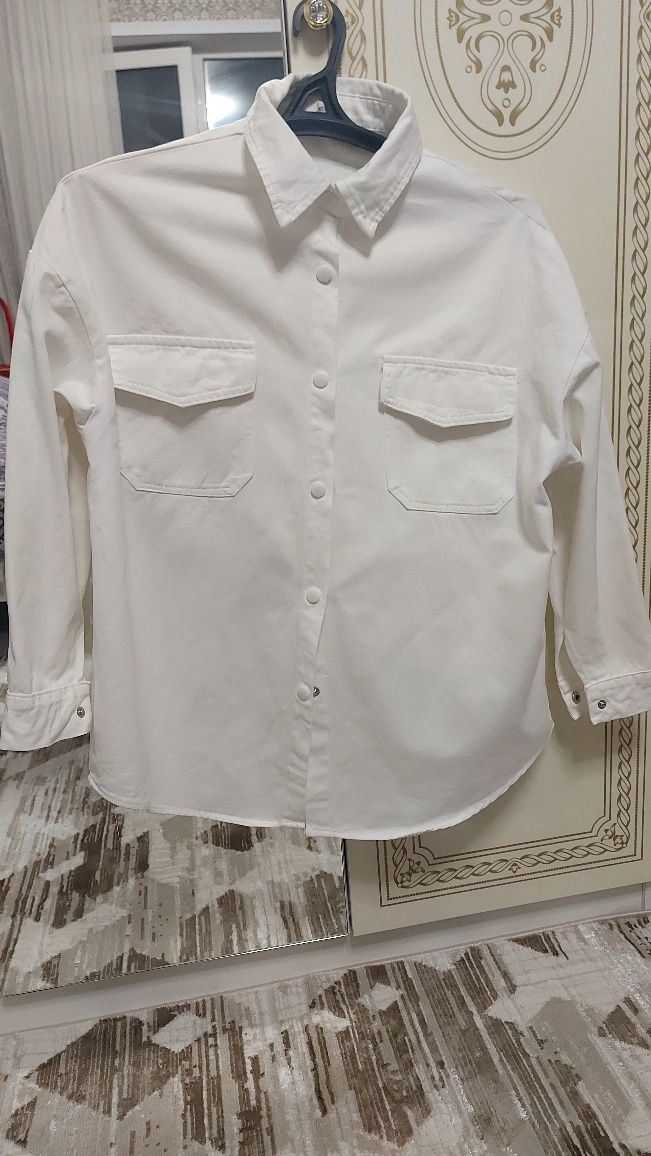 Белая джинсовая рубашка