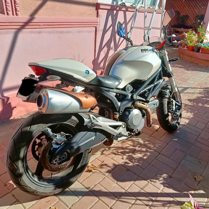 Ducati monster 696