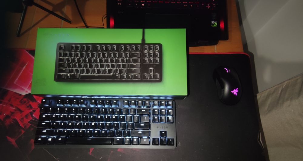 Vând tastatura și mouse razer