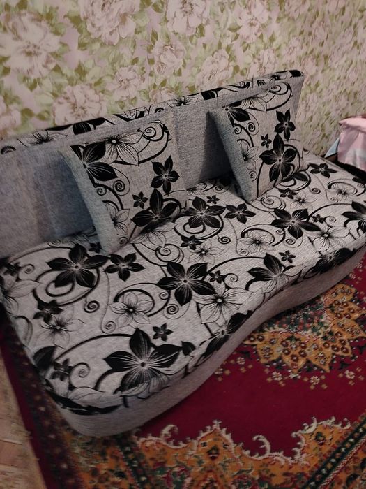 Тахта диван с ящиками и пуфиками продаёт