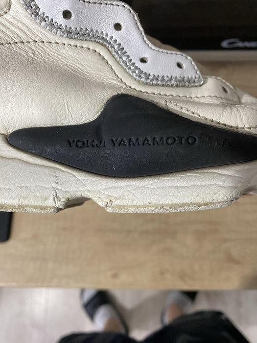 Vând adidaşi marca Yohji Yamamoto în colaborare cu Adidas,mărimea 39,5