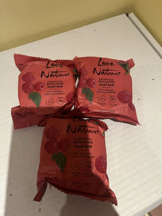 Set 3 sapunuri solide exfoliante cu zmeura 3x75g