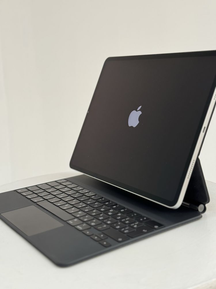 СРОЧНО продам iPad Pro (12,9) 6-го поколения + Magic Keyboard