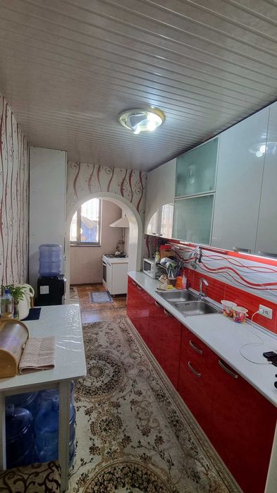 Продается квартира кирпичный 77-серия. Заходи и живи.