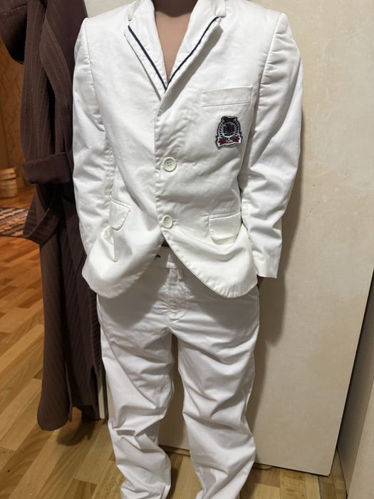 Белоснежный костюм на мальчика