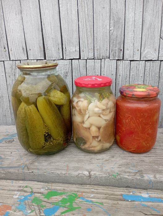 Продам огурцы,салаты, грибы
