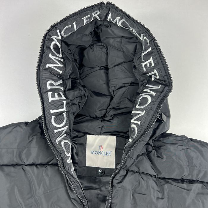 Moncler мъжко яке – черно матирано с бродерия