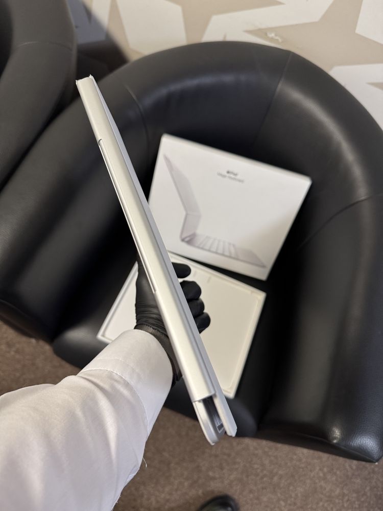 iPad Pro 13 - inch Magic Keyboard White British / Nouă originală