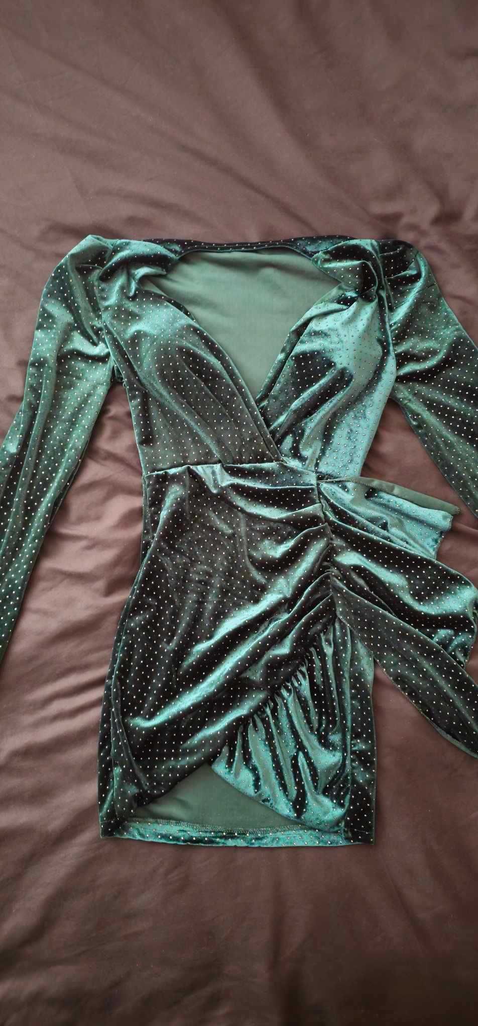 Кадифена зелена рокля