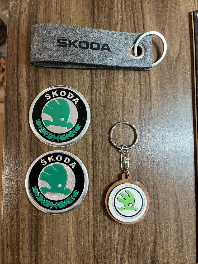 Brelocuri marca Skoda și embleme plastic cu adeziv