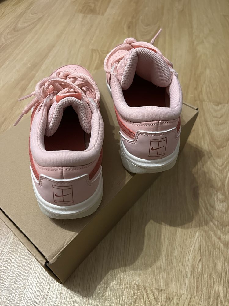Нови дамски маратонки NIKE