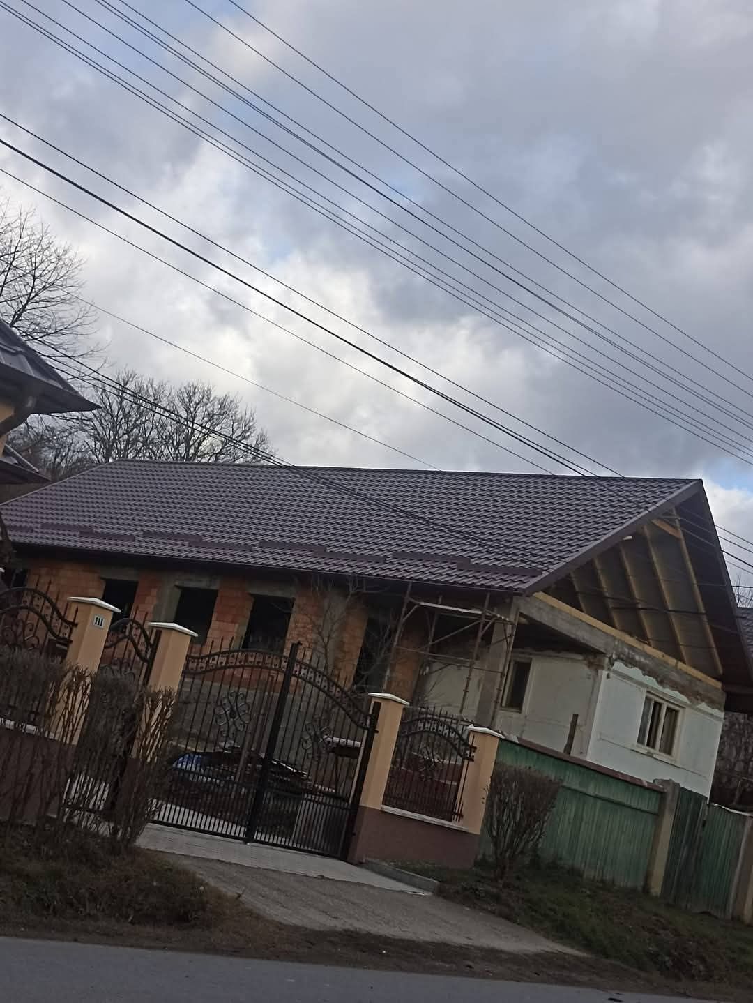 Executam acoperișuri și reparati dulgherie