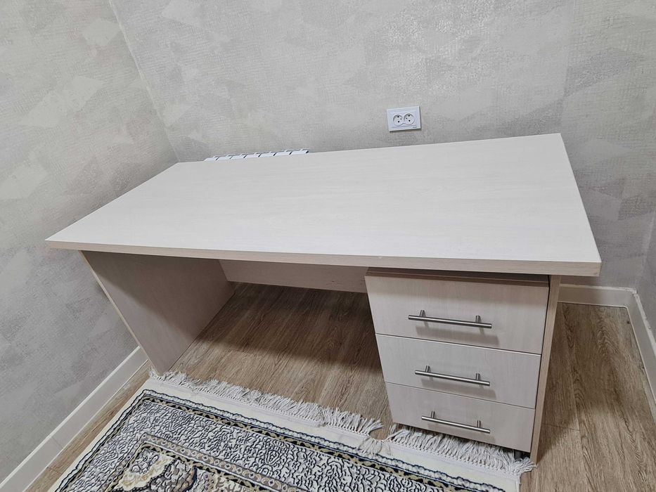 Продаётся стол, тумба и кресло