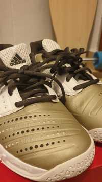 Pantofi sport marca Adidas, confortabili si cu design deosebit