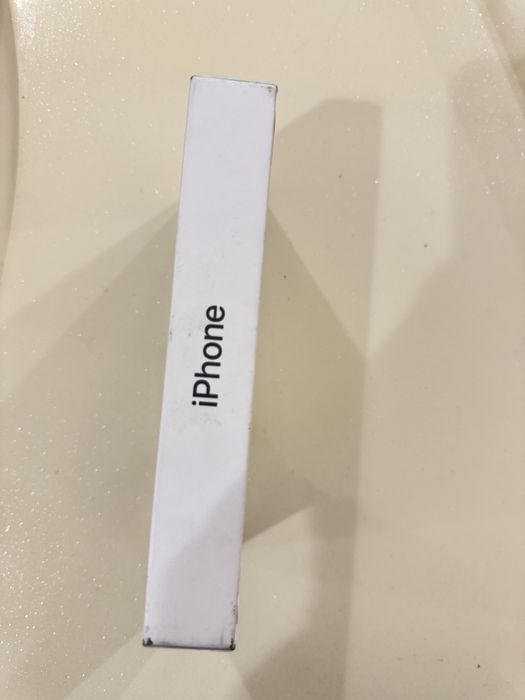 Чисто нов IPhone 17 със кутия зарядно и др..