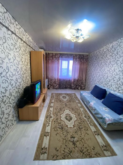 Сдаются 1ком квартира 4этаж.с мебелью и бытовой техникой. 90тысяч.+ком