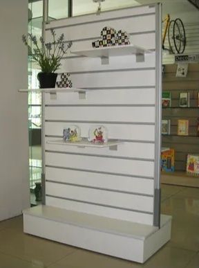 Producem panouri slatwall accesorii GSM vitrine expunere magazin
