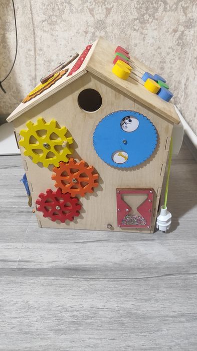 Бизиборд домик  для маленьких любопытных малышей