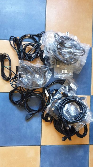 Cabluri displayport>DP, HDMI>HDMI,Alimentare PC,USB3.0 la USB3.0Type-B