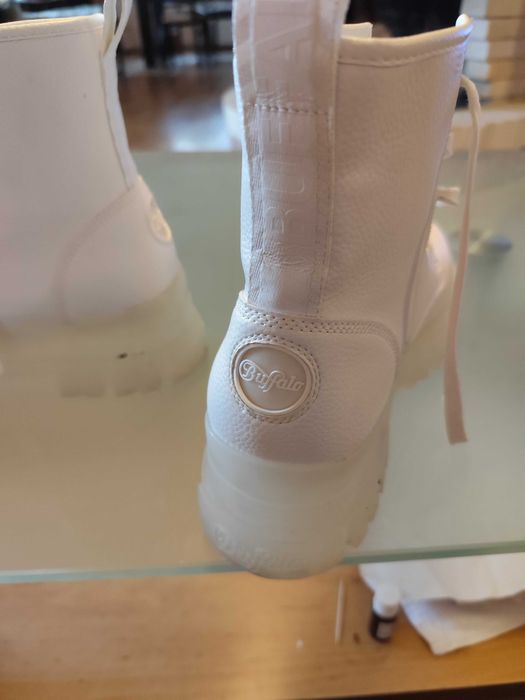 Дамски кожени бели боти