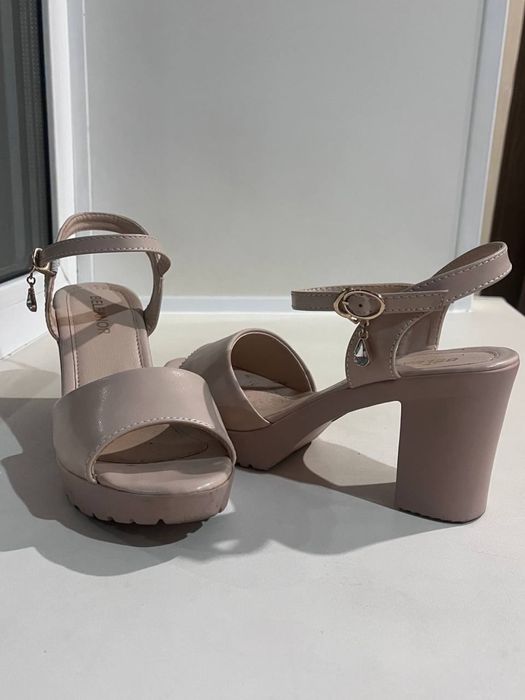 Продам Туфли новые 39 размер