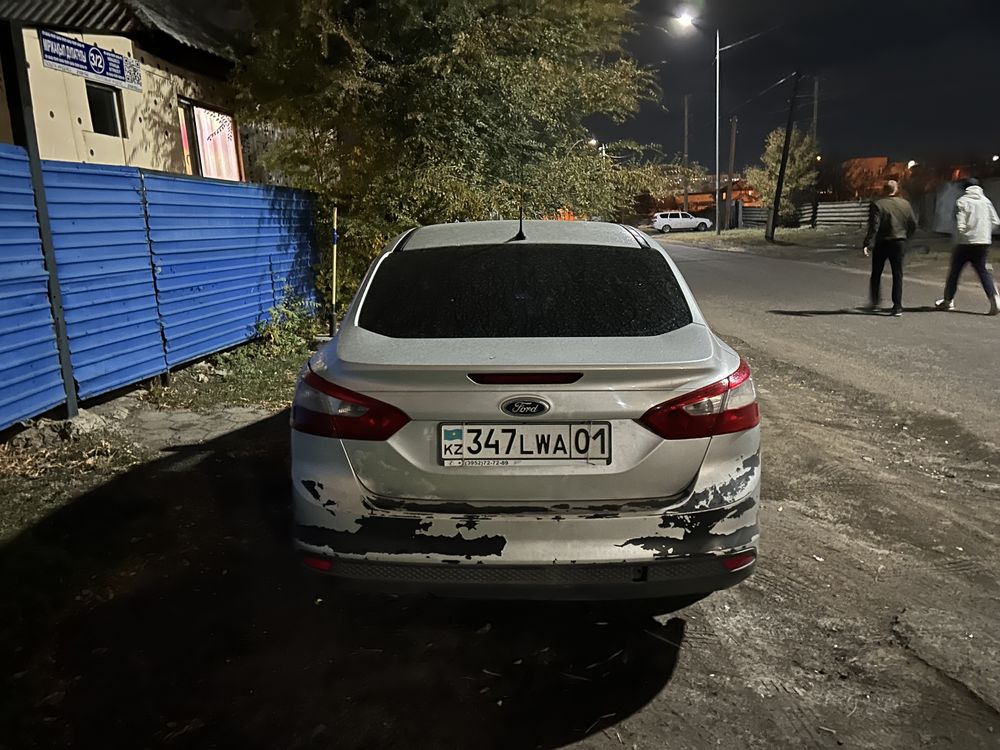 Ford focus 3 серебристого цвета 2011 года