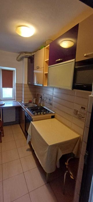 De inchiriat apartament 3 camere