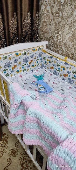 Детская кровать с матрацем и бортиками .