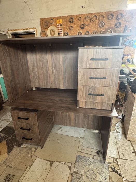 Продам столы 4 шт и один шкаф офесный