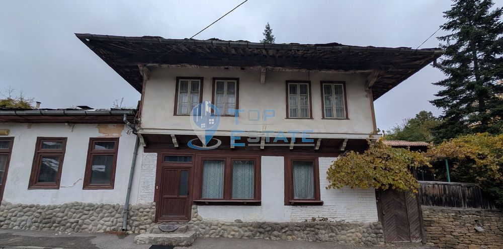Двуетажна автентична къща с голям двор в село Лесичарка