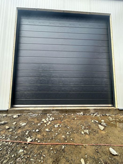 Distribuim la cel mai bun pret usi de garaj-TRANSPORT GRATUIT