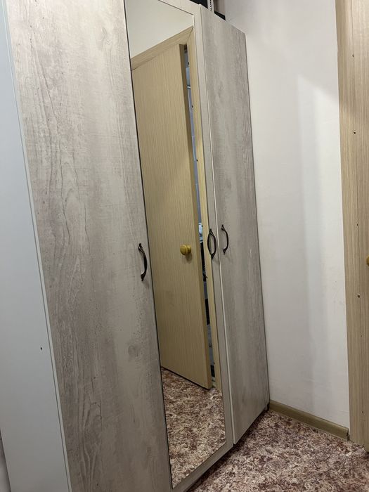 Продам шкаф с зеркалом