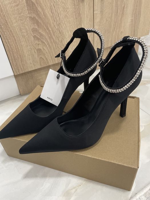 Чисто нови елегантни обувки с камъни