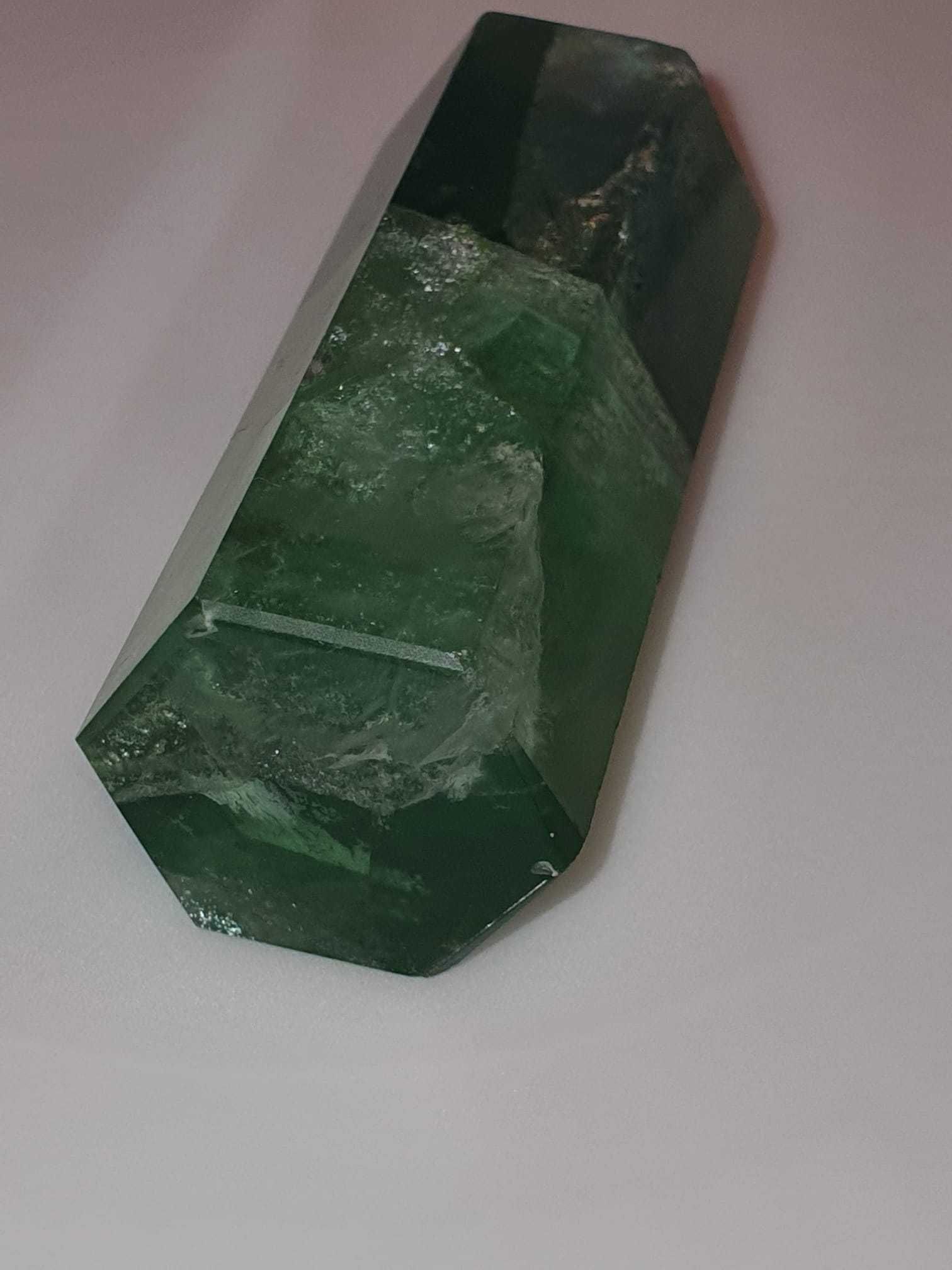 Floare de mina, mineral hexagonal verde transparent