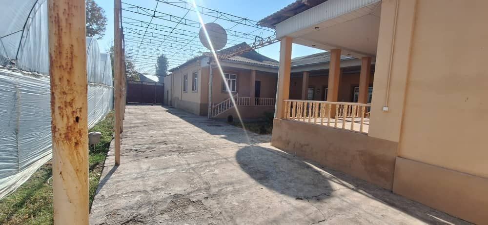 Продаётся просторный дом с теплицей и участком для хозяйства!