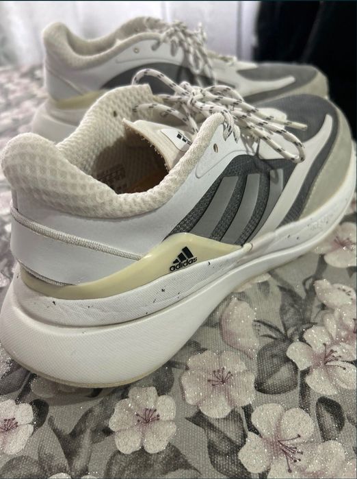 Обувки adidas купих ги 250лв продавам ги защото не ми стават