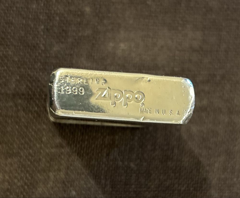 Vând bricheta originala Zippo 1999, din argint, cu insertie din 1999