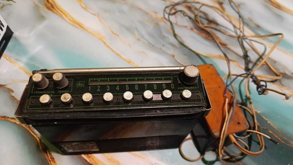 Продаётся приёмник СССР автомобильный.