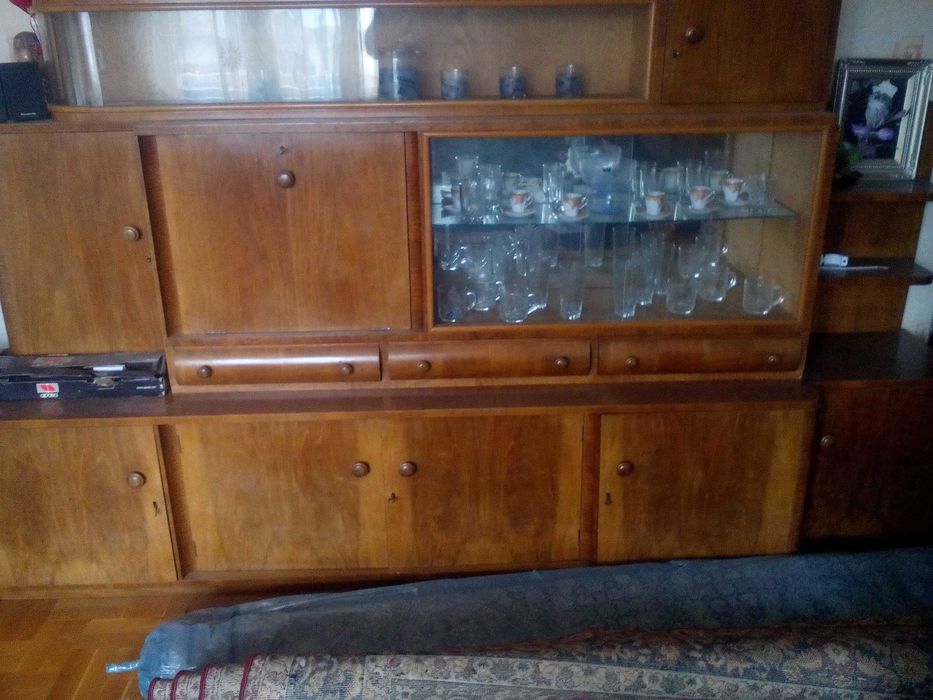 Стар дървен бюфет