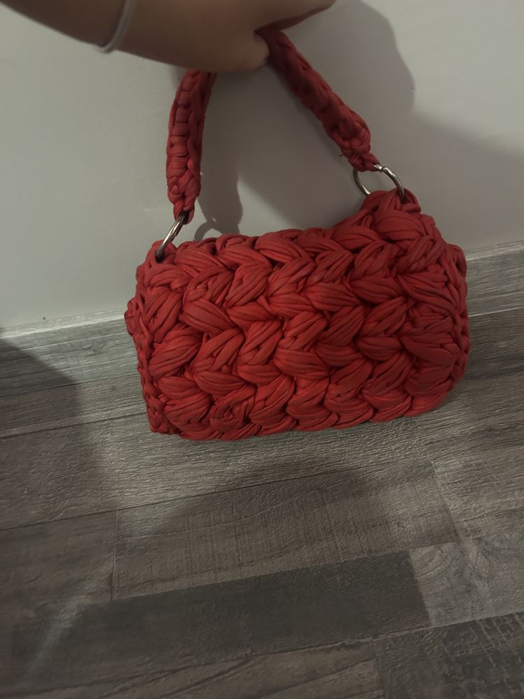 Плетена червена чанта