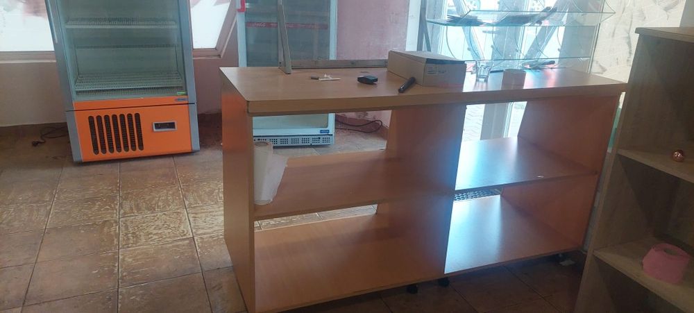 Vand rafturi si vitrine pentru marfă