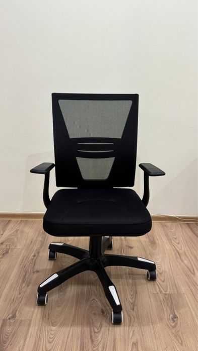 Офисная мебель. Два стола и три кресла.