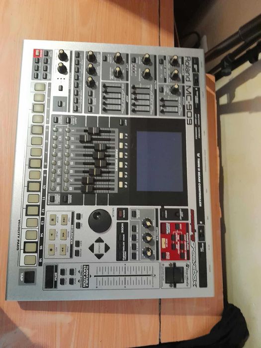 Roland MC-909 Sampling Groovebox