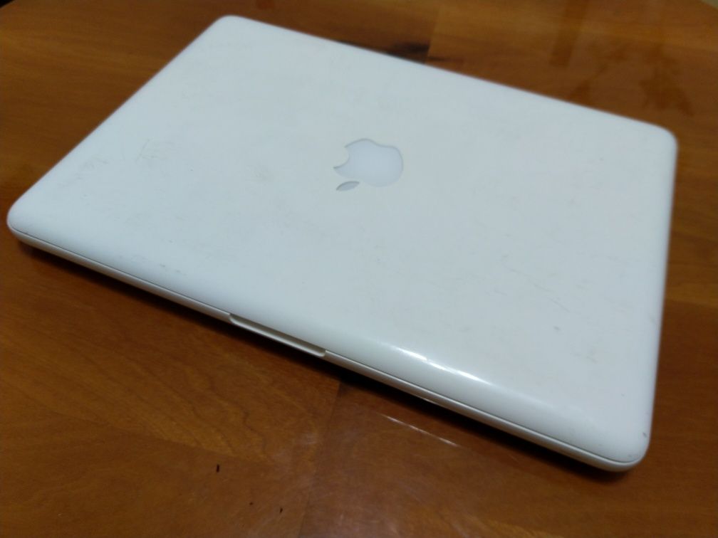 Vând MacBook mid2010