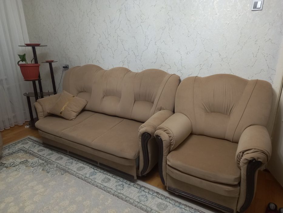 Диван и 2 кресла.