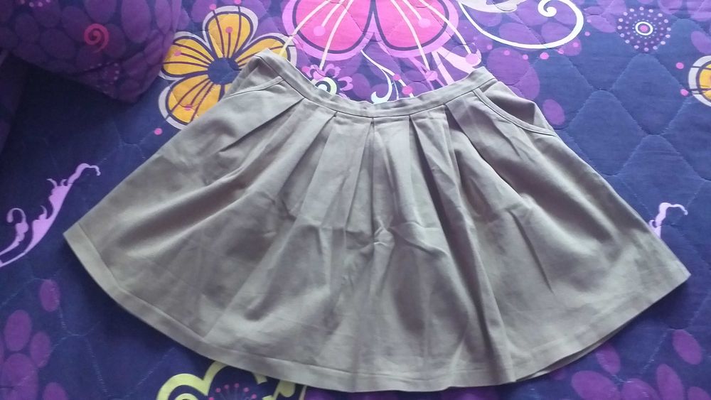 Дамска поли размер л-хл-всяка на цена 20лв.